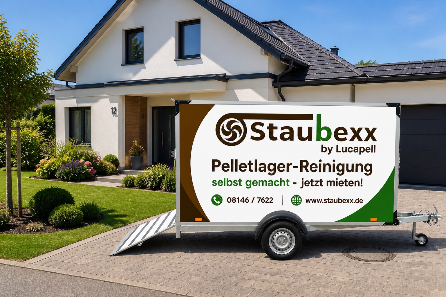 Staubexx Anhänger vor einem Wohnhaus für die Pelletlager-Reinigung zur Miete
